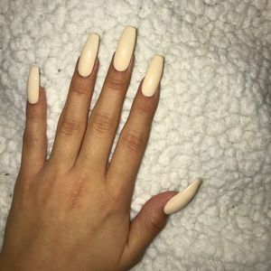 GLOSSY CREAM BADDIE COFFIN STICK-ON NAILS